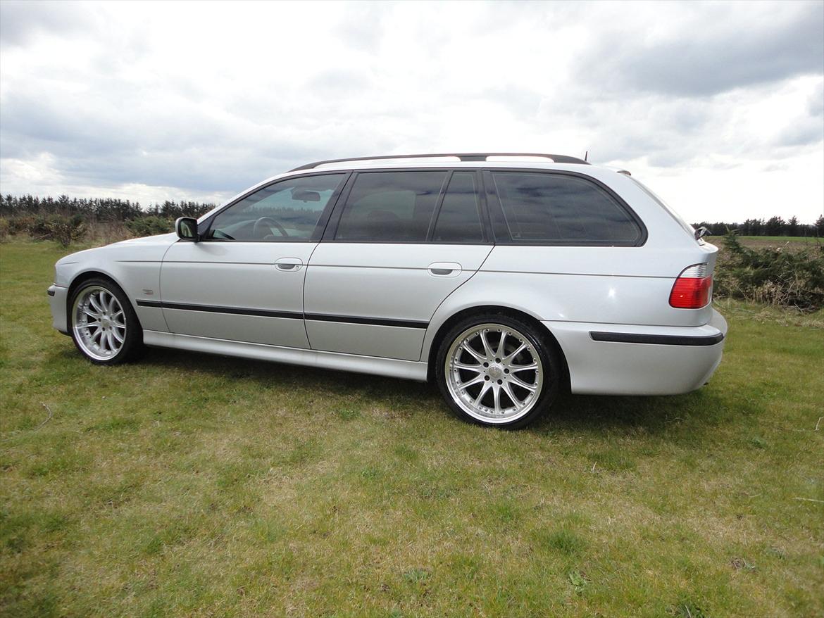 BMW 530D Touring M-EDITION billede 3