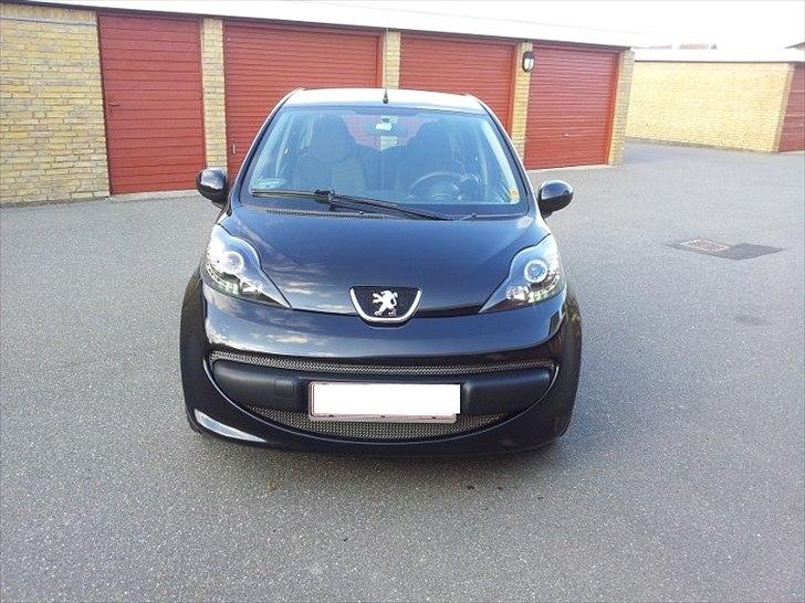 Peugeot 107 comfort + - noget anderledes udseende med de helt nye dayline lygter i sort og så lige den originale SP sport grill uden logo billede 3