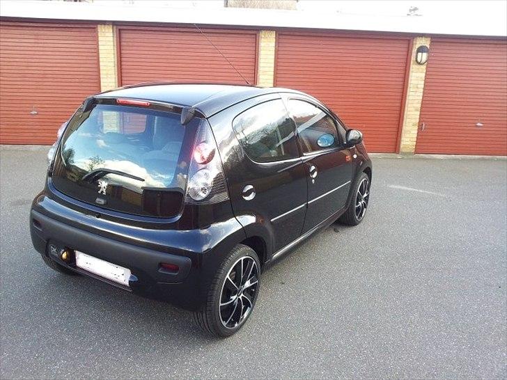 Peugeot 107 comfort + - det har virkelig pyntet med sorte baglygter på en sort 107 i stedet for de originale røde billede 2