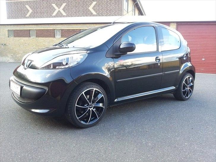 Peugeot 107 comfort + - ser nu meget godt ud i helt sort look med blanke detaljer  billede 1