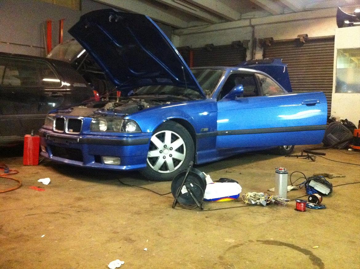 BMW 318is coupe - som den stod da jeg fik den billede 2