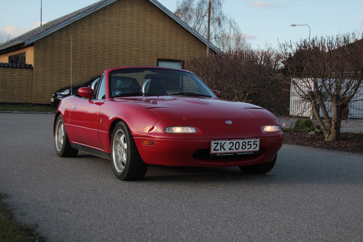 Mazda mx-5 - nej der er ikke en bule i højre side forand.
det er bare lyset der gør det. billede 1