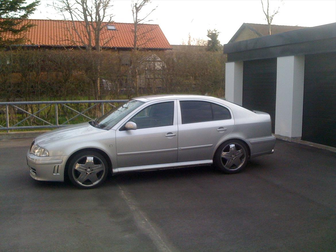 Skoda Octavia nysynet - Ved udmærket godt den er for høj foran ;-) Fælgene er tilsalg hvis nogen er intra :o) billede 2