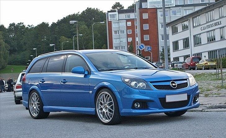 Opel Vectra C OPC Caravan - Her til V-max træf i Randers. I dagens anledning monteret med 285-30/20 bagdæk på std. OPC undervogn. billede 2