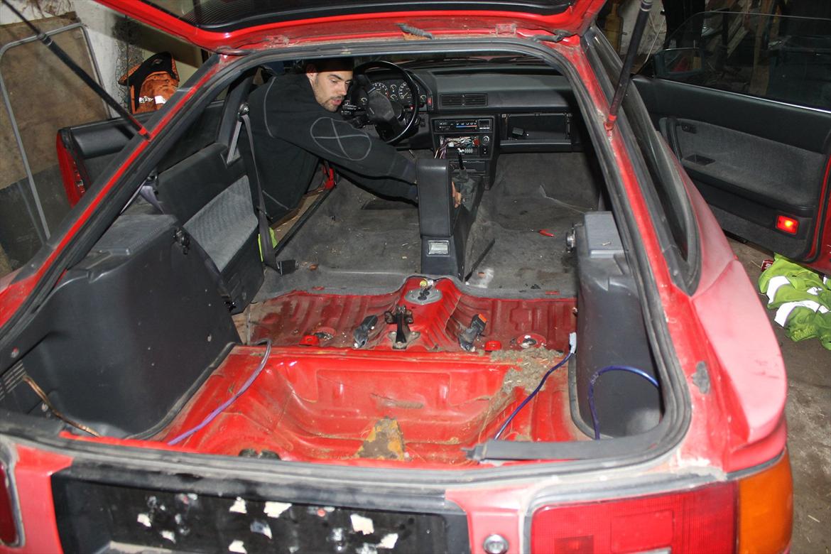 Toyota celica projekt - så skulle kabinen afmonteres så den kan tørre og blive renset billede 11