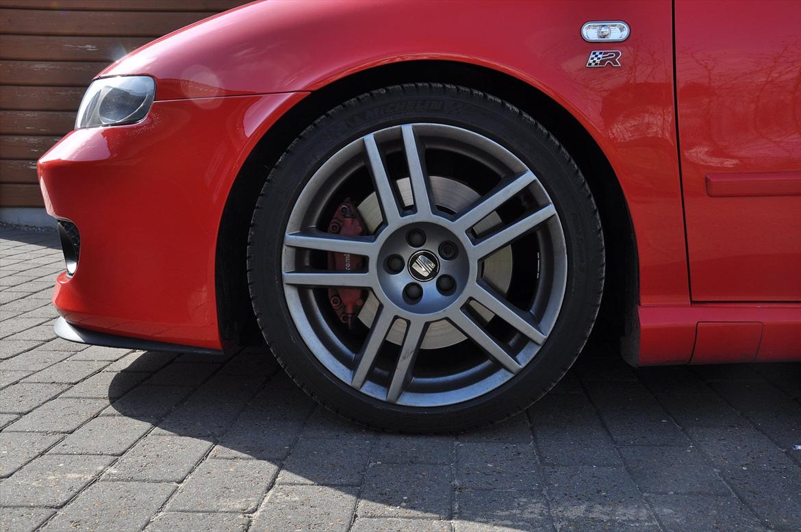 Seat Leon Cupra R  - Originale 18" Cupra R fælge - nylakerede og i fin stand. Monteret med store Brembo kalibre (std,) billede 6