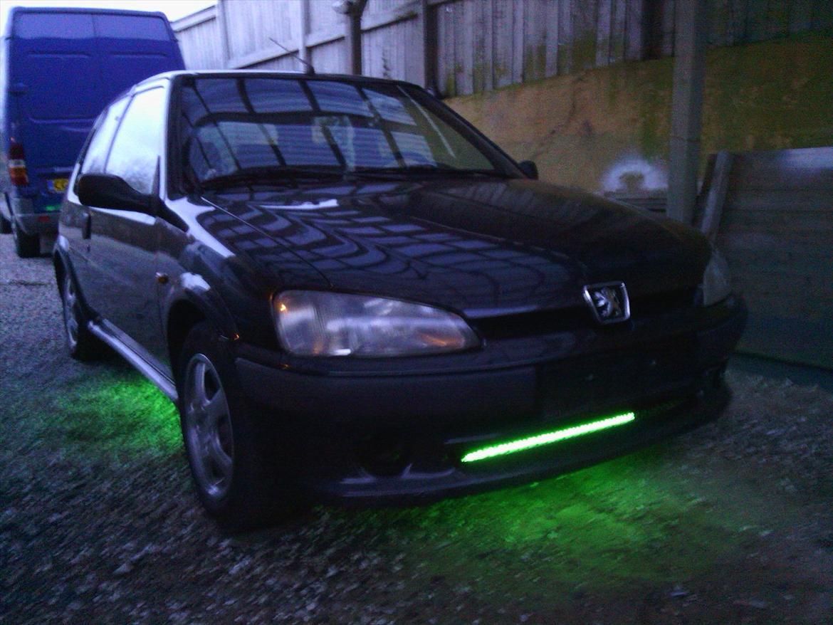 Peugeot 106 1,4i R.I.P - det ser sku egentlig godt ud med det grønne neon (hehe) :) billede 1