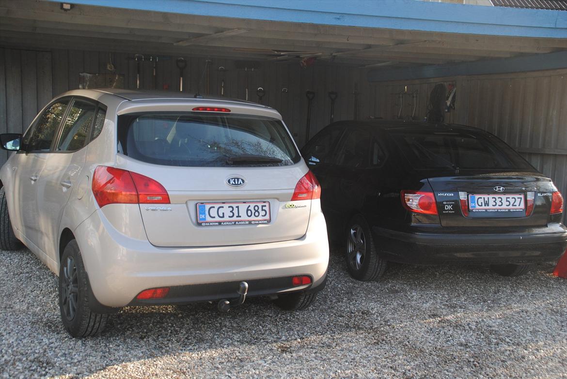 Hyundai Elantra 1.6 GLS - Min lille Hyundai m. gamle fælge, på sin plads i carporten ved siden af mor og fars Kia Venga billede 12
