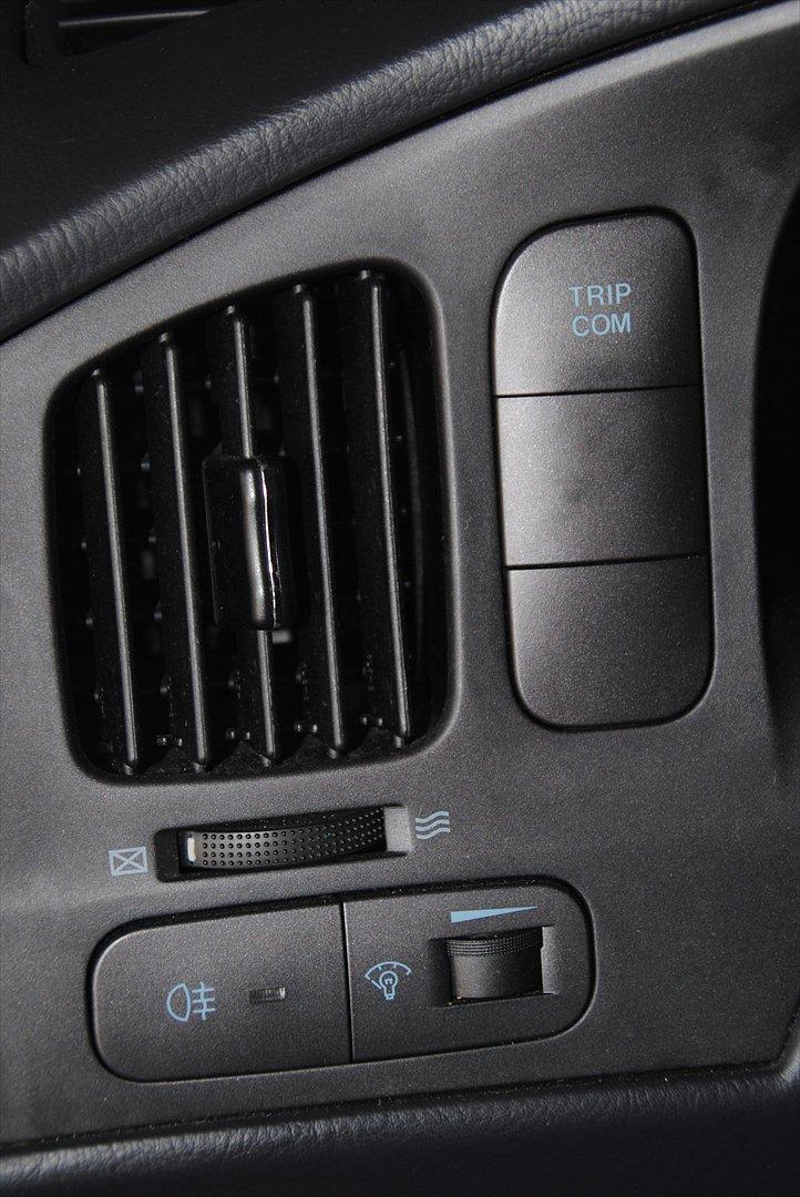 Hyundai Elantra 1.6 GLS - Knap til Trip computer, tågelygter bag samt justering af lys i instrumentbordet billede 20