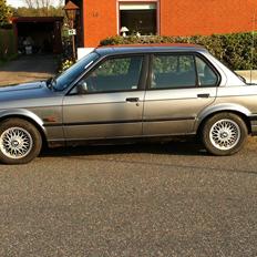 BMW E30 320i