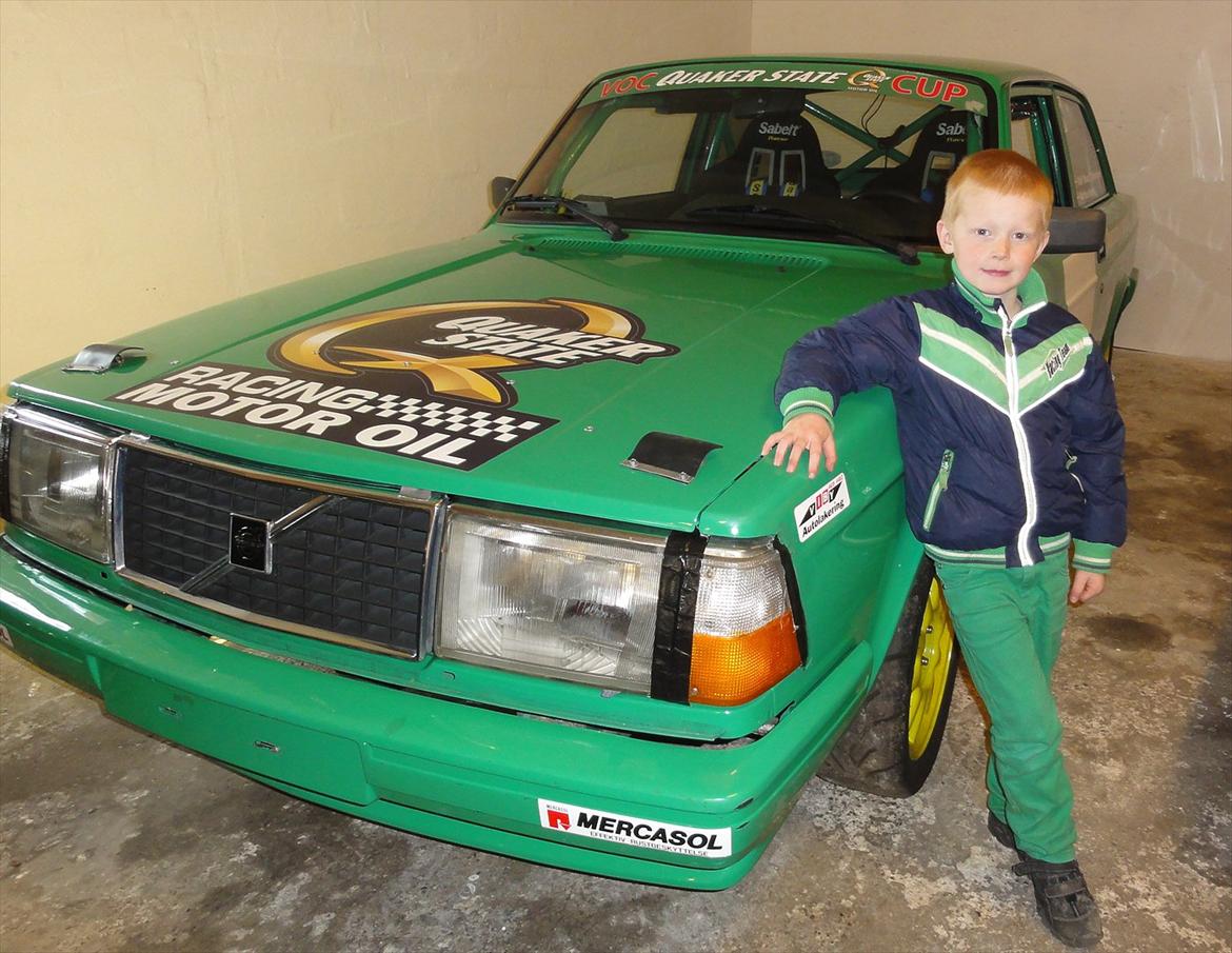 Volvo 242 Rally - Min store dreng, som var med på indkøb.
Hans tøj matcher bilen næsten perfekt. billede 11