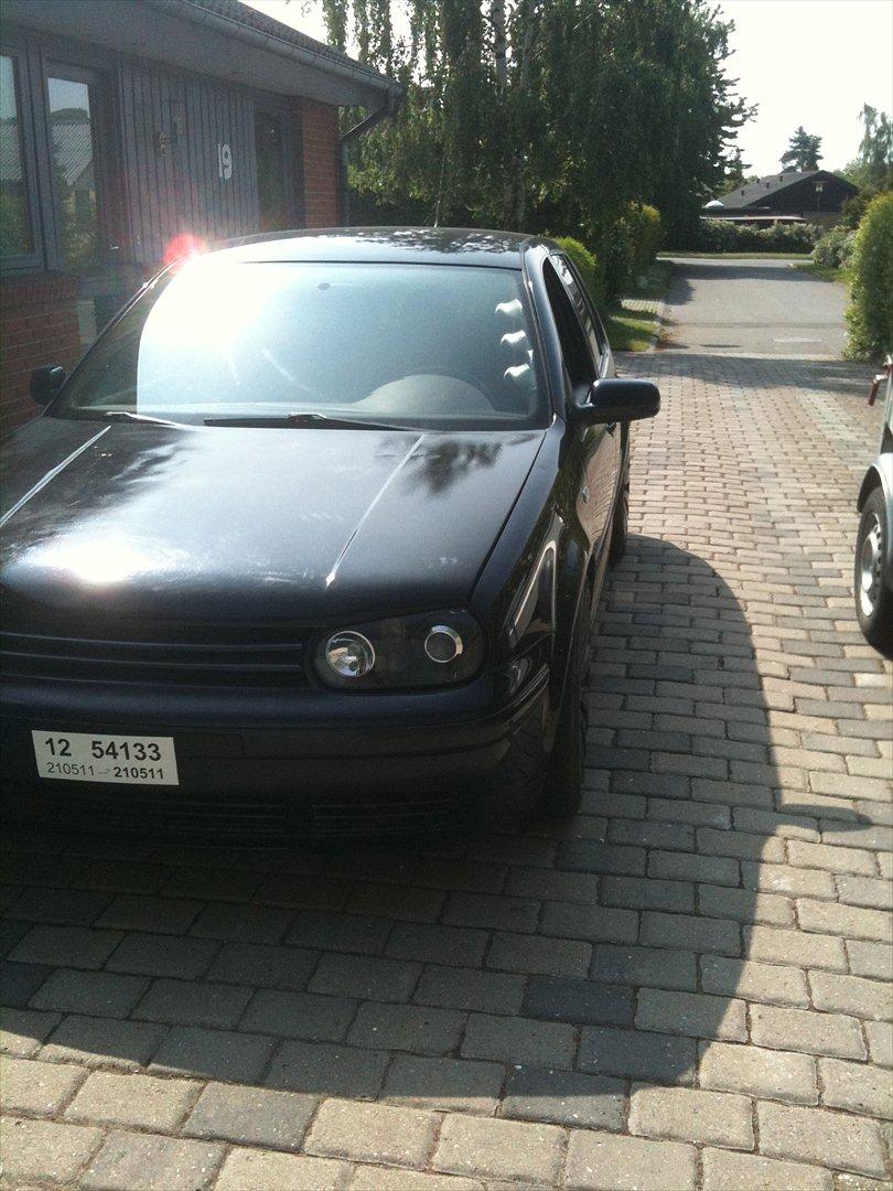 VW Golf 4 (solgt) - Sommeren 11 - lige fået bilen hjem, derfor prøvepladerne.  billede 4