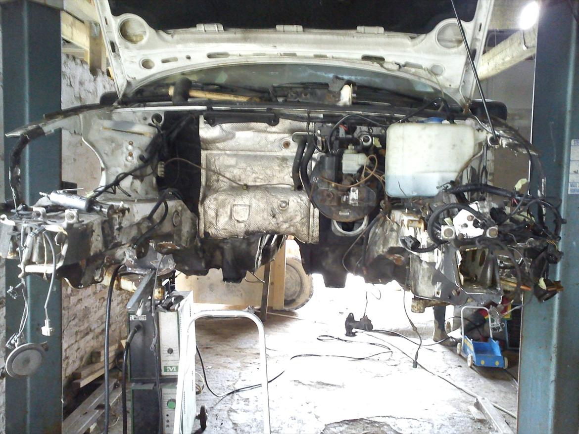 VW Passat 3A TDI Van Solgt - Så er maskinrummet tømt, den fik lige ny kobling, når motor og gear nu var ude. billede 12