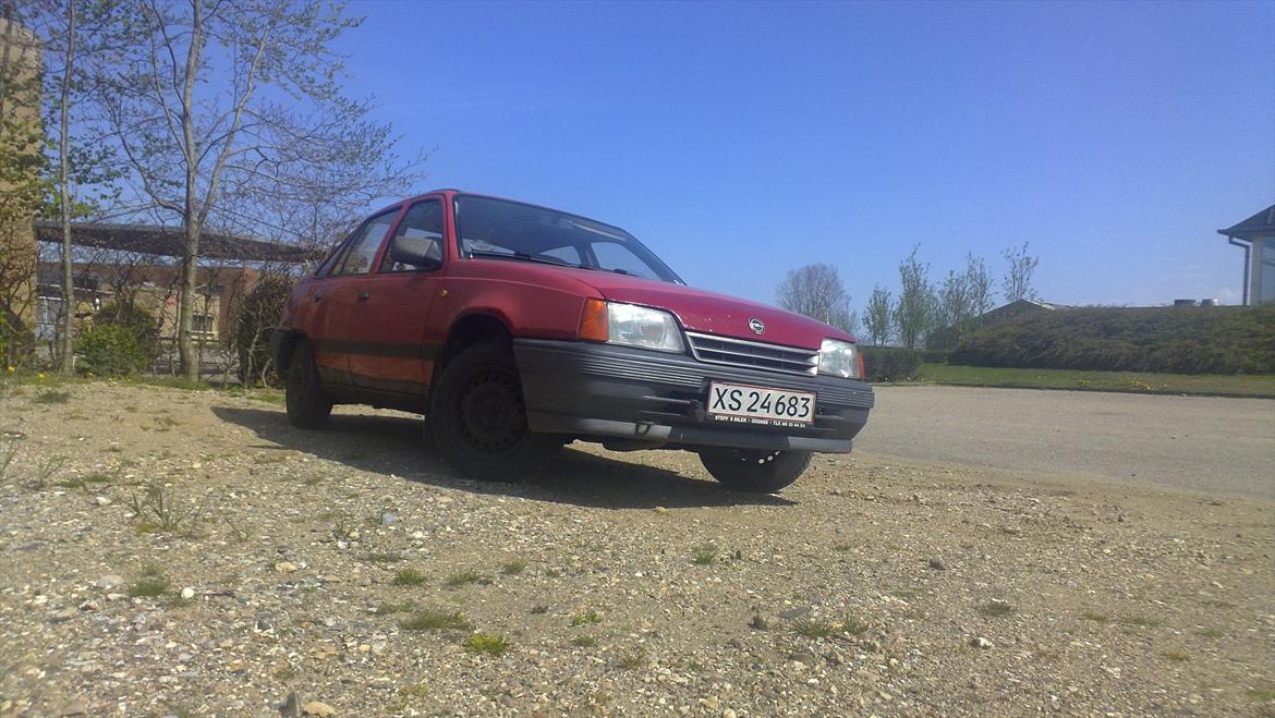 Opel Kadett E sedan(solgt) - JA KØN ER DEN SQU IKKE.

men den kører 100% billede 1