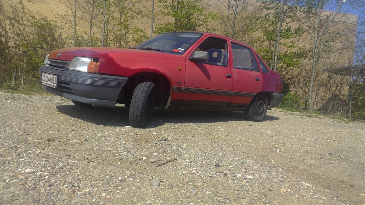 Opel Kadett E sedan(solgt) - ligner noget der løgn men kan kører fint. starter og kører på første drej.
 billede 2
