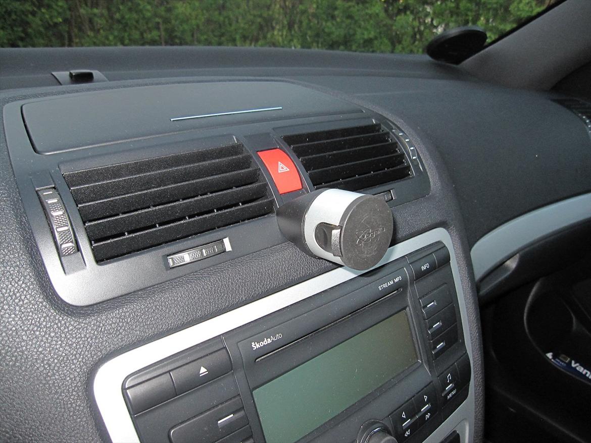 Skoda Octavia RS TDI (Familiecontaineren) - Her ses holderen, Det er Vogels Ipad 2 holder. Mellemstykket har jeg selv lavet. billede 8