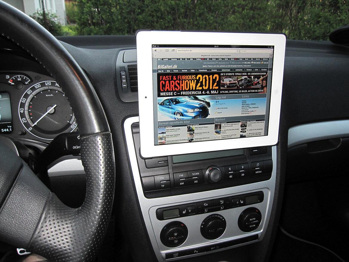 Skoda Octavia RS TDI (Familiecontaineren) - Har lavet en Ipad 2 holder, over anlæget så man kan se film og surfe på nettet når man er på farten.  På siget skal der laves strøm og Aux ingang i aflægger rummet lige oven over. billede 7