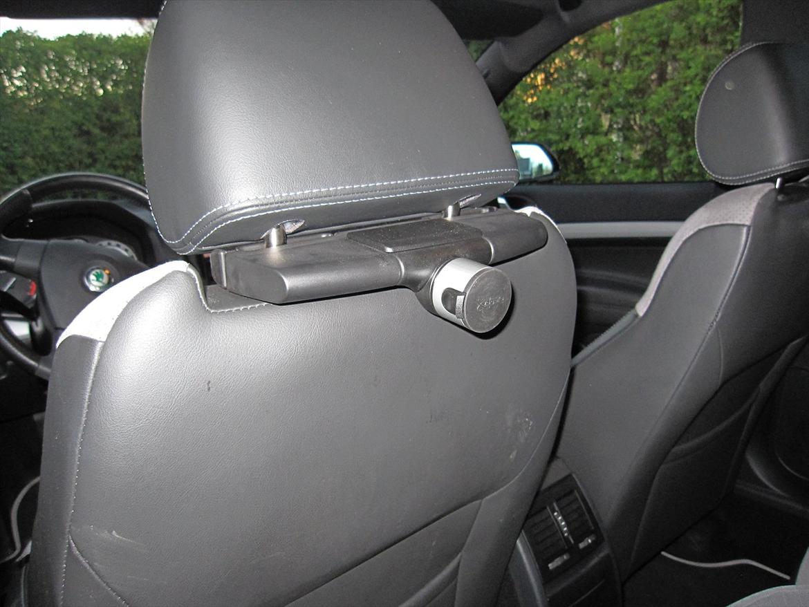 Skoda Octavia RS TDI (Familiecontaineren) - Ipad 2 holder til min søn, det giver dejlig ro på bagsædet. Når der kan spilles og ses film. billede 9