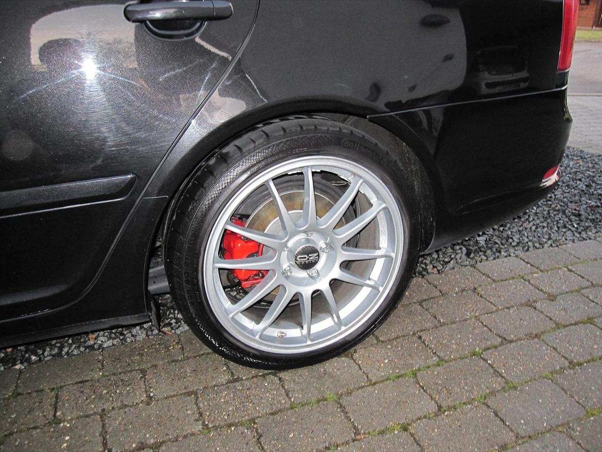 Skoda Octavia RS TDI (Familiecontaineren) - Ser godt ud med røde bremsekaliber bag 18" OZ Superleggera billede 6