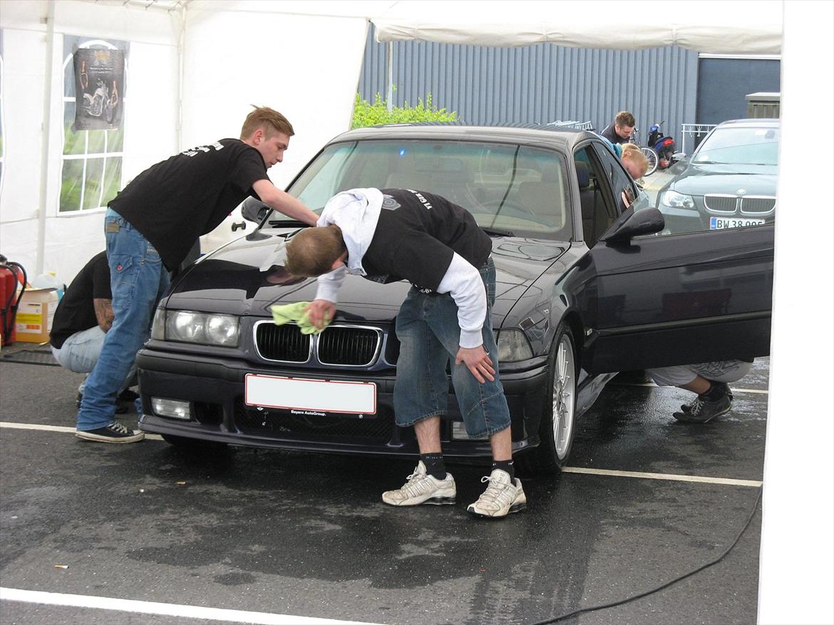 BMW 320i Coupé E36 (Solgt) - 4/5-2012 - Bimmeren får lidt kærlighed af KS-Bilpleje firma til Fast & Furious Carshow i Fredericia :) billede 16