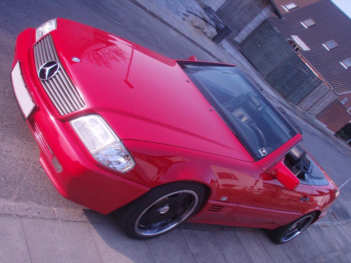 Mercedes Benz Mercedes 300 SL (R129) - mange mener at bilen bør være sort eller sølvgrå, meeeen synes sgu den holder meget godt i rød billede 1