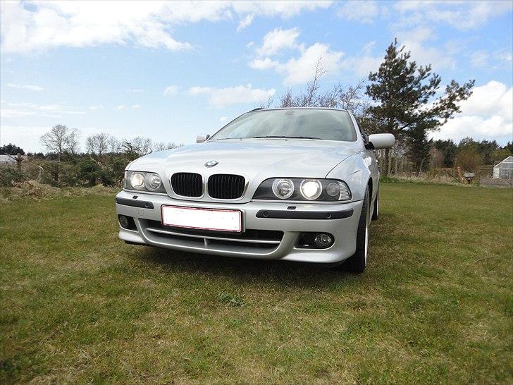 BMW 530D Touring M-EDITION billede 1