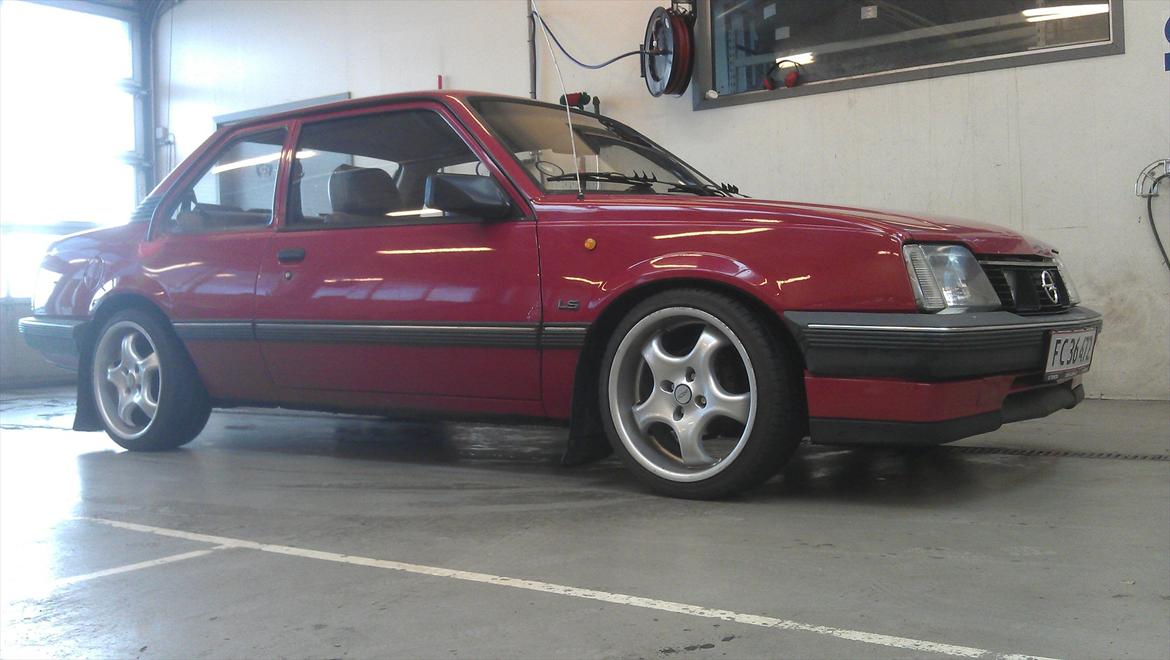 Opel Ascona C - LS - 2 dørs sedan - Ser godt ud at den endelig kom til jorden da :) billede 3
