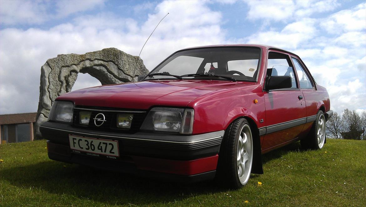 Opel Ascona C - LS - 2 dørs sedan - Her ses den lille bule der er tilbage efter en stor Fiat syntes jeg holdte et forkert sted :p billede 13