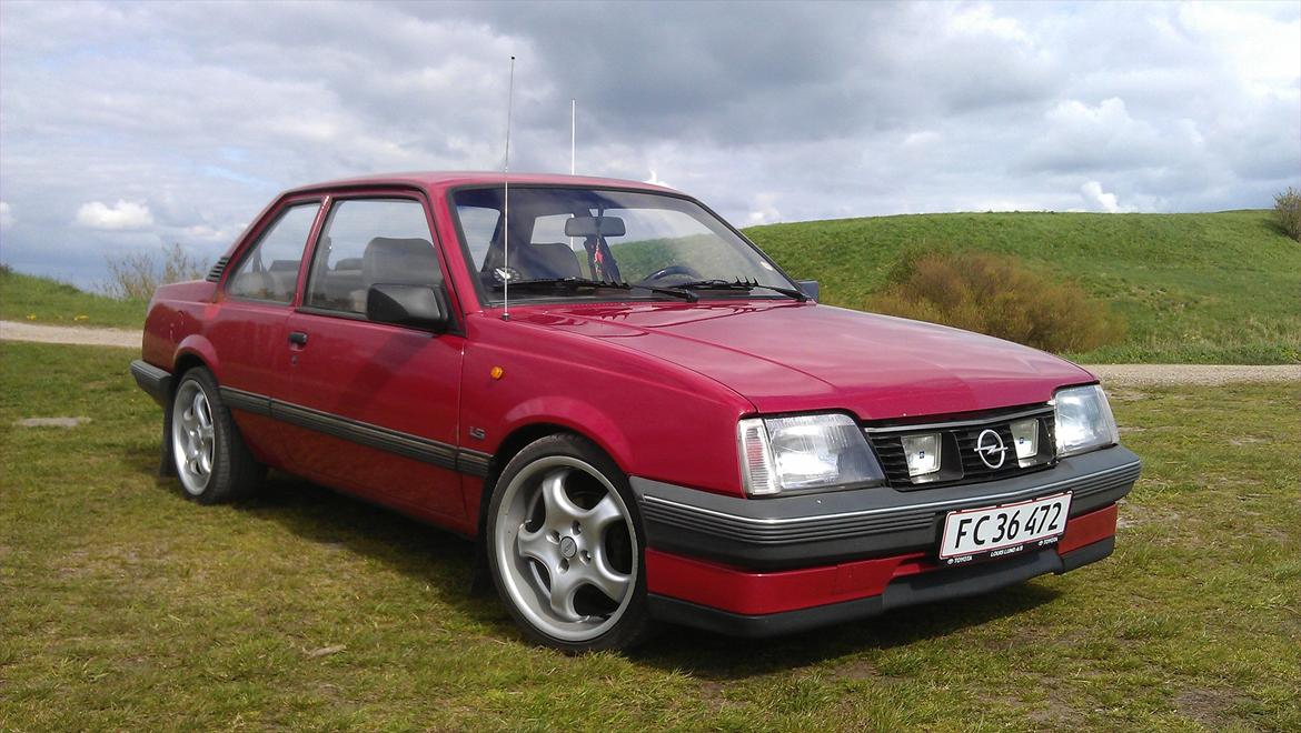 Opel Ascona C - LS - 2 dørs sedan - Emblemer på forskærmene er blevet fjernet sidenhen :) billede 1