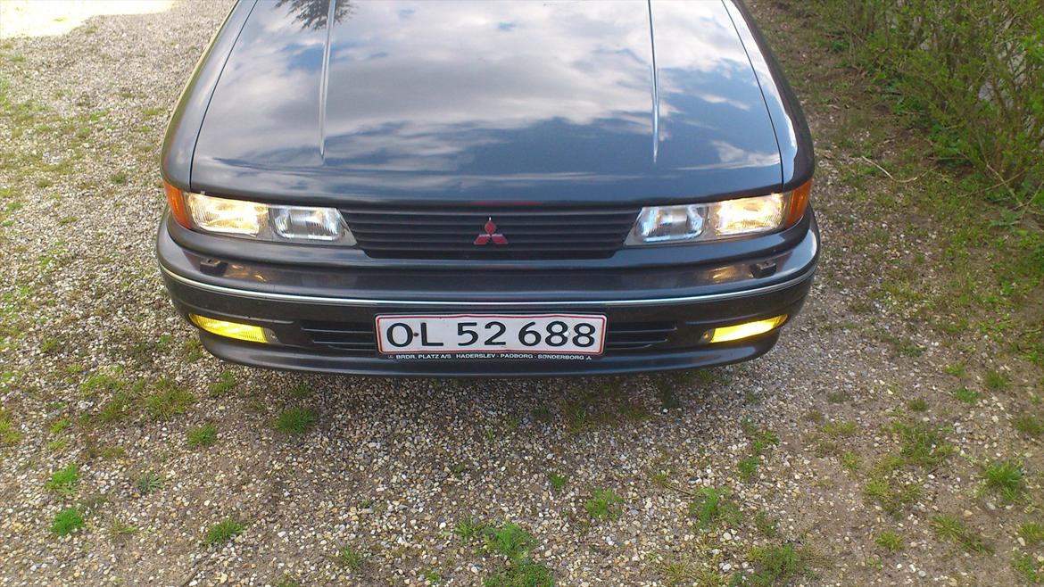 Mitsubishi Galant - forfra og bilen er startet billede 1