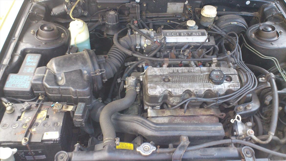 Mitsubishi Galant - motor fra ventre tager forfra billede 14