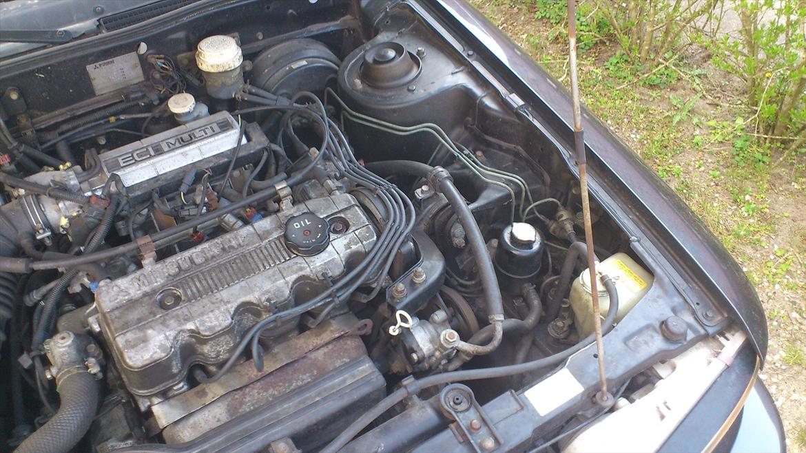 Mitsubishi Galant - motor fra højre taget forfra billede 15