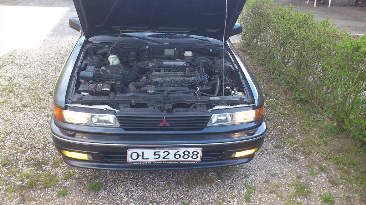 Mitsubishi Galant - motor er startet taget forfra billede 16