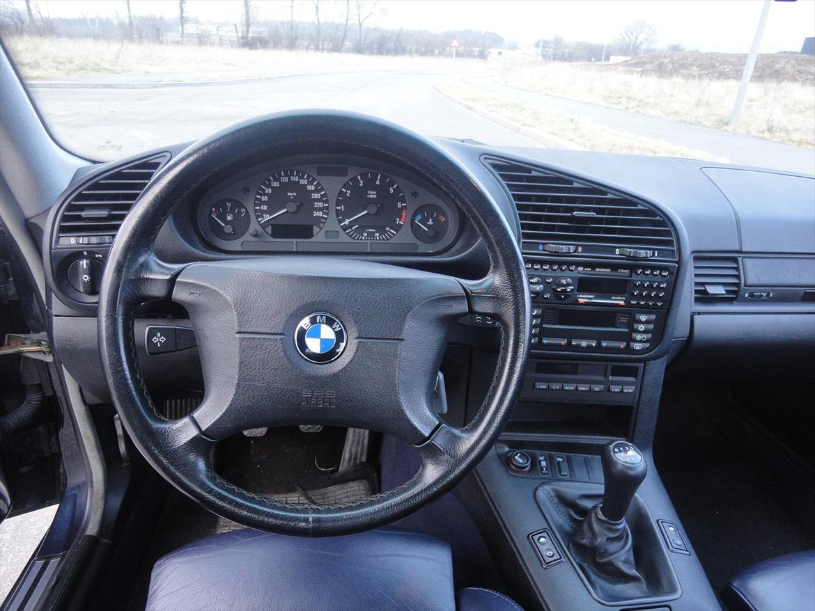 BMW 320i Coupé e36 (SOLGT) billede 10