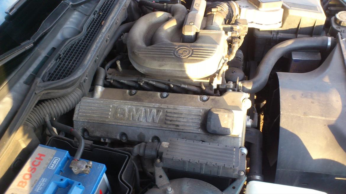 BMW 318I Touring E36 Totalskadet billede 10