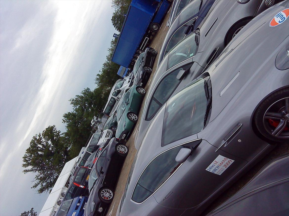 Mercedes Benz Mercedes 300 SL (R129) - Og så lige et hyggebillede fra Aston Martin parking på Le Mans  billede 10