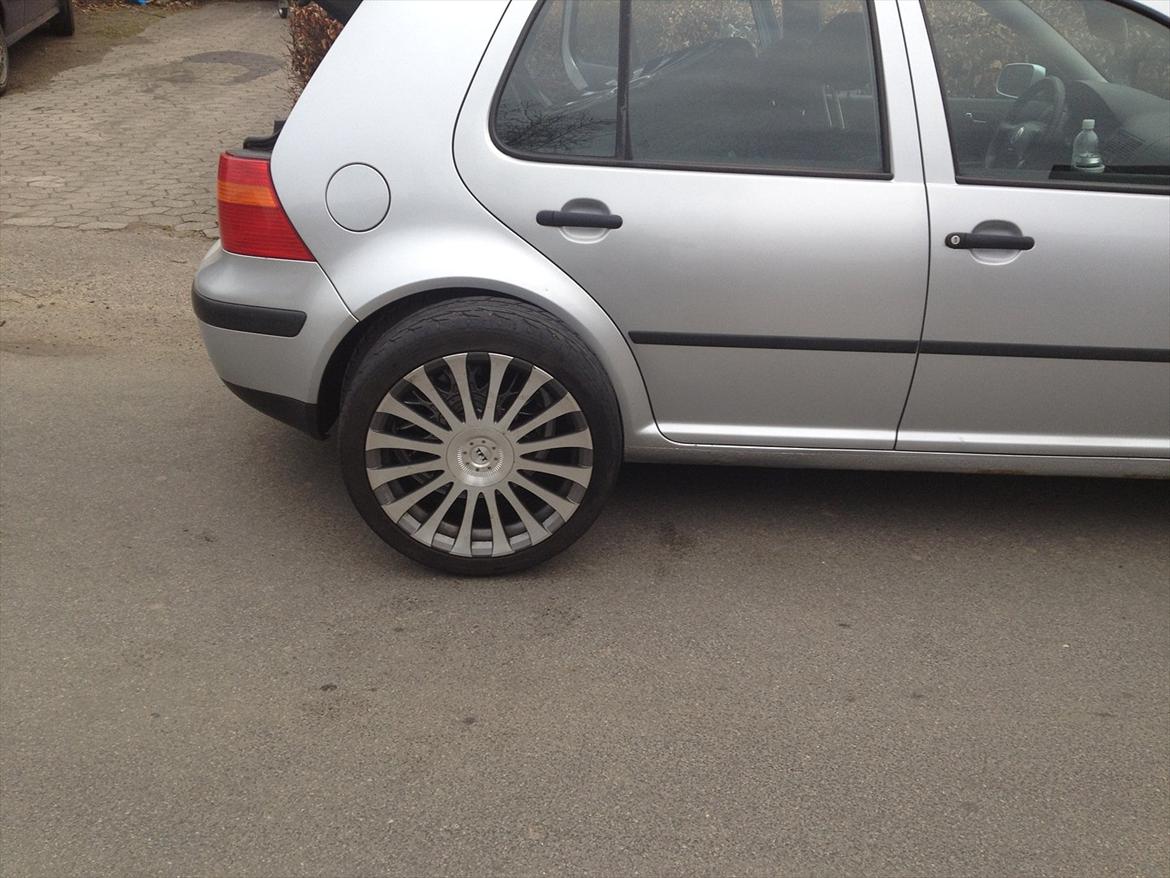 VW Golf IV - i den originale farve, men var begyndte at skalle/irer som A8 fælge.  billede 9