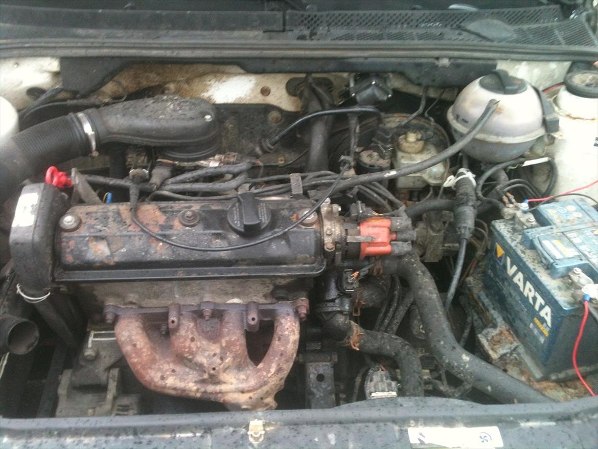 VW Golf 3 Totalskadet - Motorrummet er noget beskidt lige nu :D billede 18