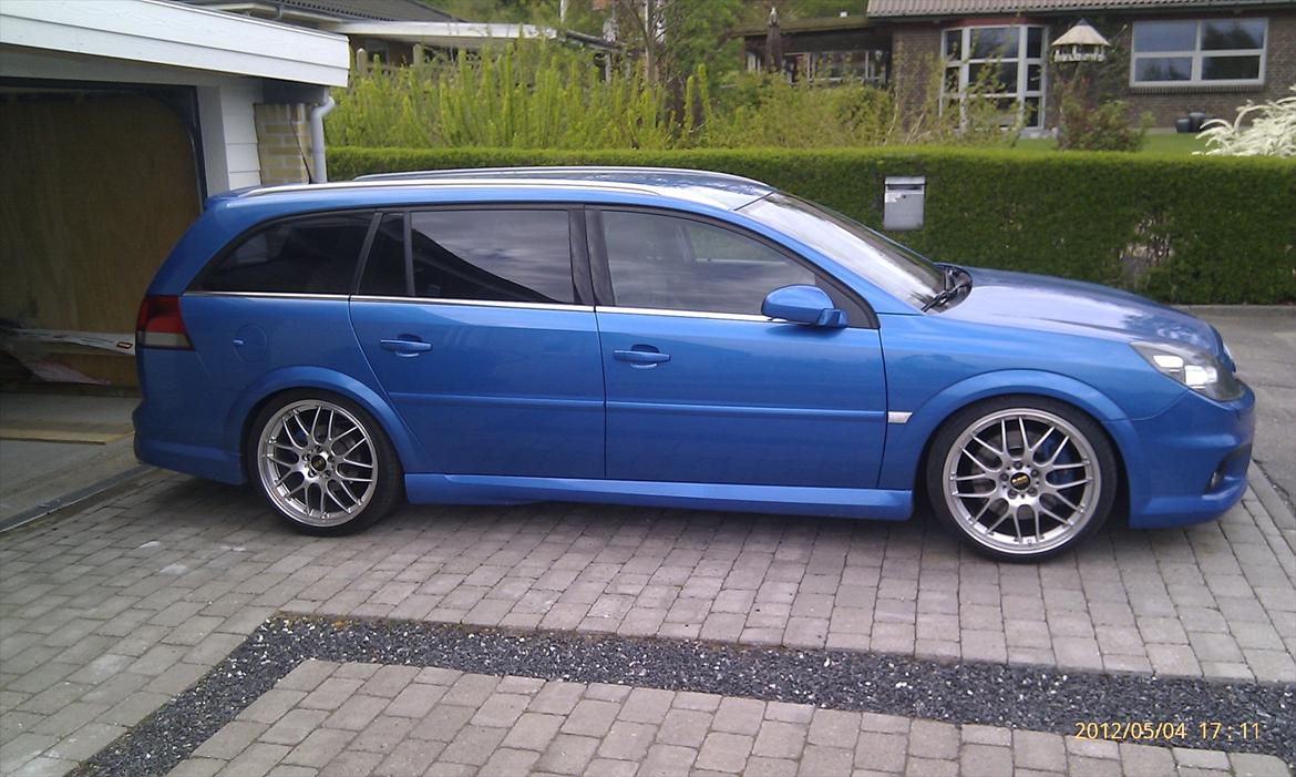 Opel Vectra C OPC Caravan - Lige sænket med 40mm H&R fjedre... og med lidt i bagagerummet.
Synes de 20" BBS fælge klæder bilen godt.  billede 4