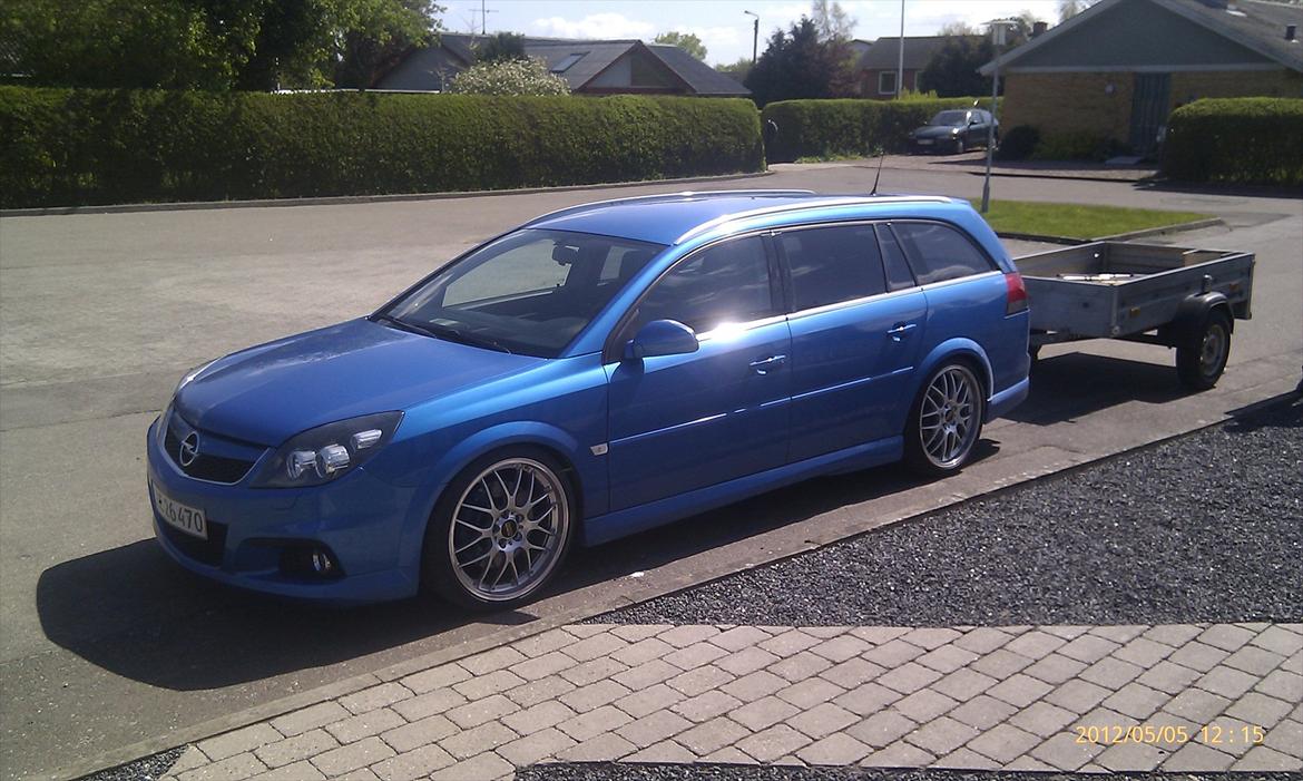 Opel Vectra C OPC Caravan - Ja selvfølgelig er der træk på bilen når der skal haveaffald væk. Hellere det,end det skal ind i bilen. Det er den ultimative campingvognstrækker..  billede 3