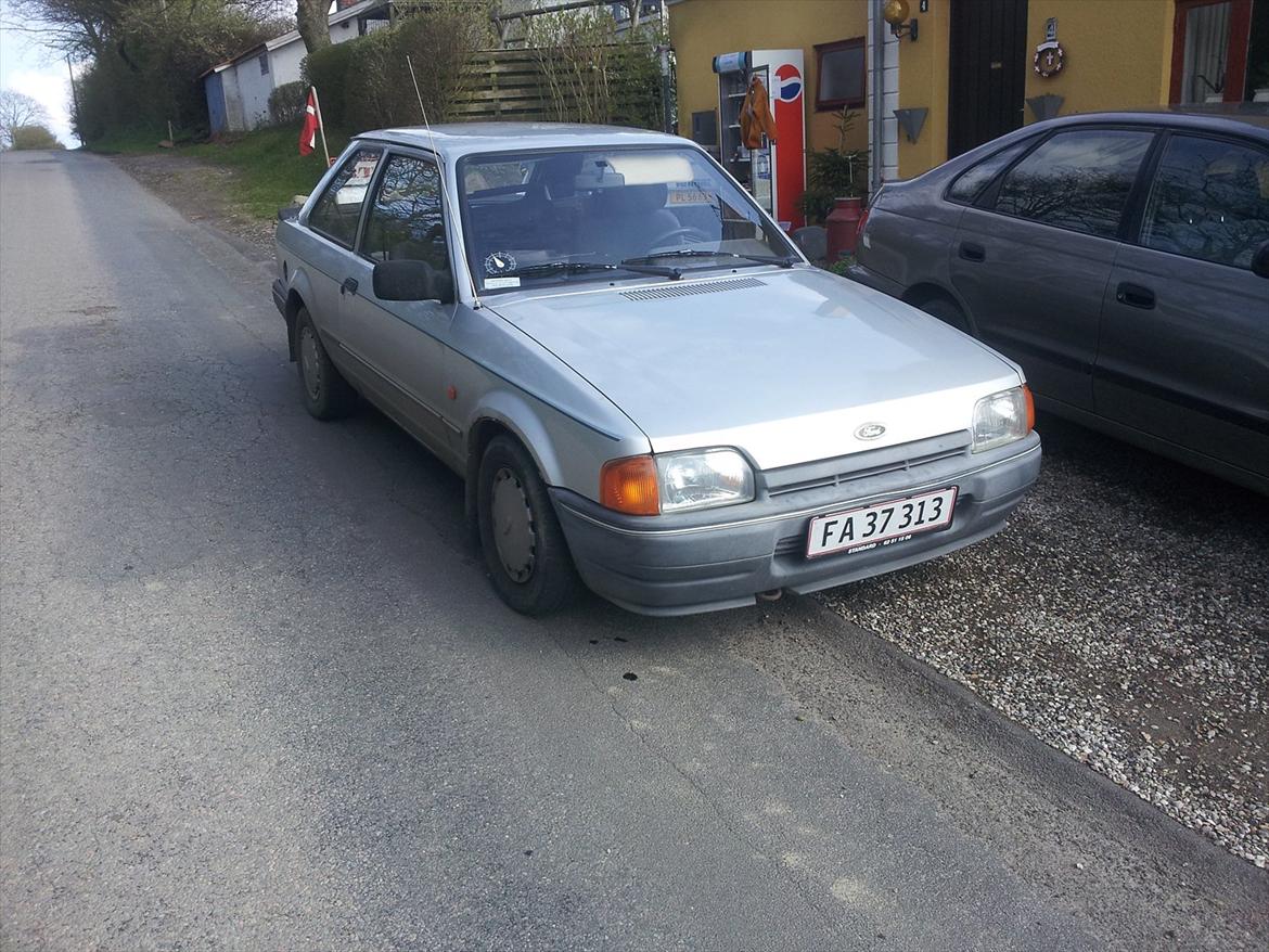 Ford escort 1.6 solgt - sårdan så den ud da jeg fik den billede 8