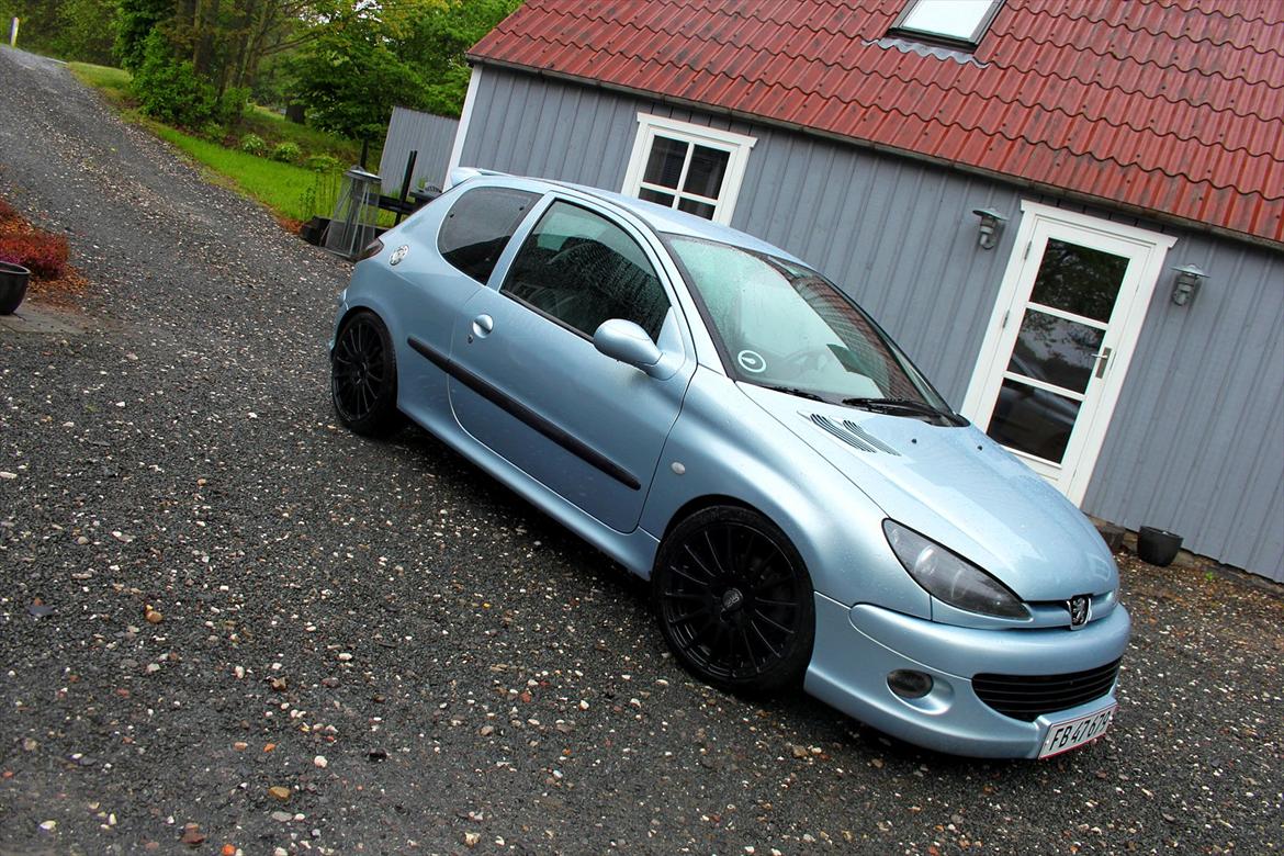 Peugeot 206 2,0 GTI - Sorte fælge - sølv blev for kedeligt og originalt, spændende nyt skulle der til :-) billede 1
