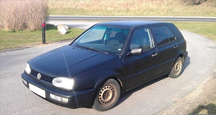 VW golf 3 (Solgt) - Efter den blev malet mat-sort :) og Inden den blev malet pink ;)  billede 1