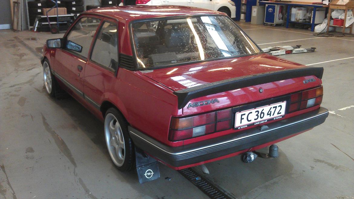 Opel Ascona C - LS - 2 dørs sedan - Irmcher hækspoiler, afgangsrøret er efterfølgende malet hvidt billede 4