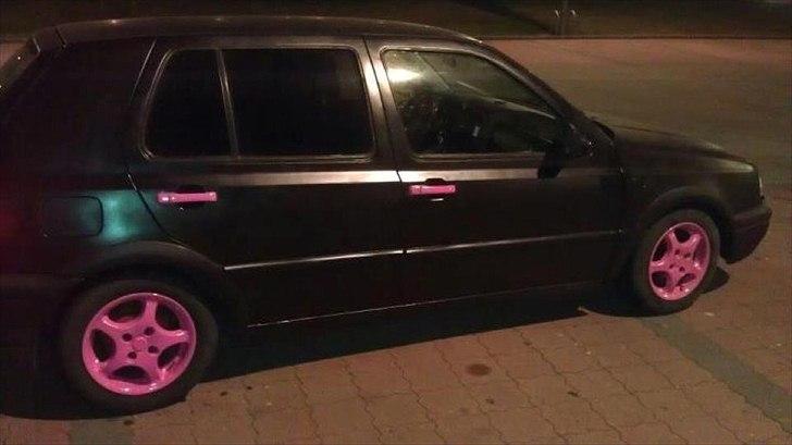 VW golf 3 (Solgt) - Første billede med de pinke ting :) ikk et godt billede men man kan da se dem ;) billede 4