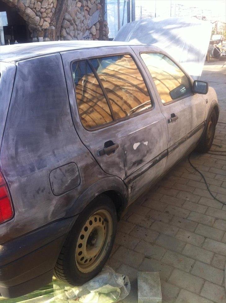 VW golf 3 (Solgt) - Her er den lige blevet slibet ned og klar til at blive malet mat sort :)  billede 3