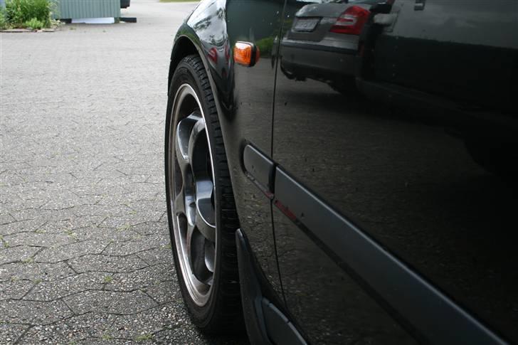 Honda Civic EJ9 1,4 iS *Solgt* - Set fra førerdøren hen mod venstre forhjul. billede 4