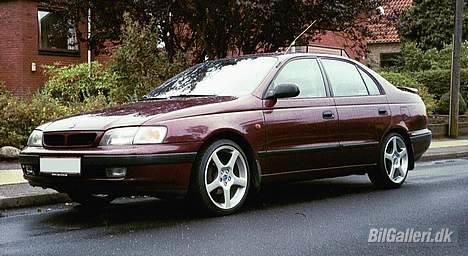 Toyota Carina E "SOLGT" - Det er så Carina skråt forfra billede 1