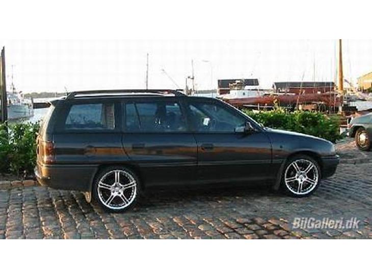 {{currentPhoto.altText}} billede {{currentPhoto.number}}