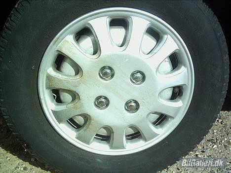 VW Golf II  Solgt - mine kedlige hjulkapsler. bliver skiftet ud til sommer billede 8